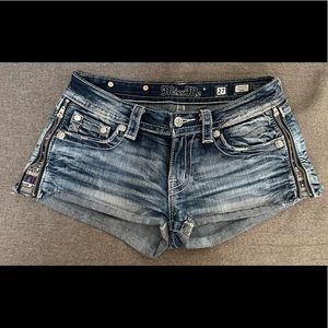 Rare zipper Miss Me shorts size 27